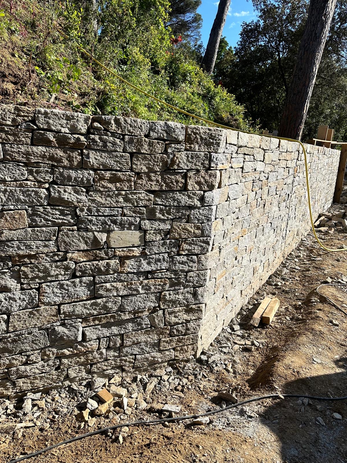 Muro in pietra naturale