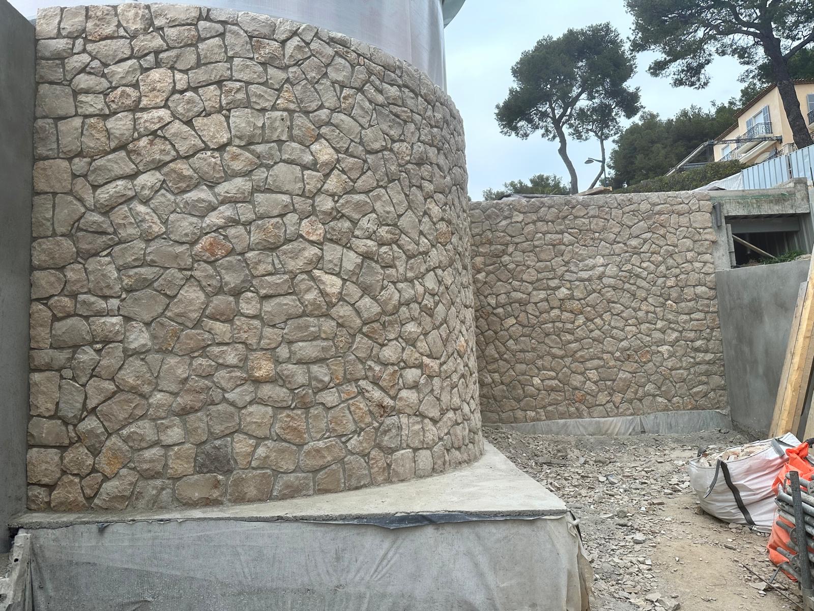 Rivestimento e finiture su villa