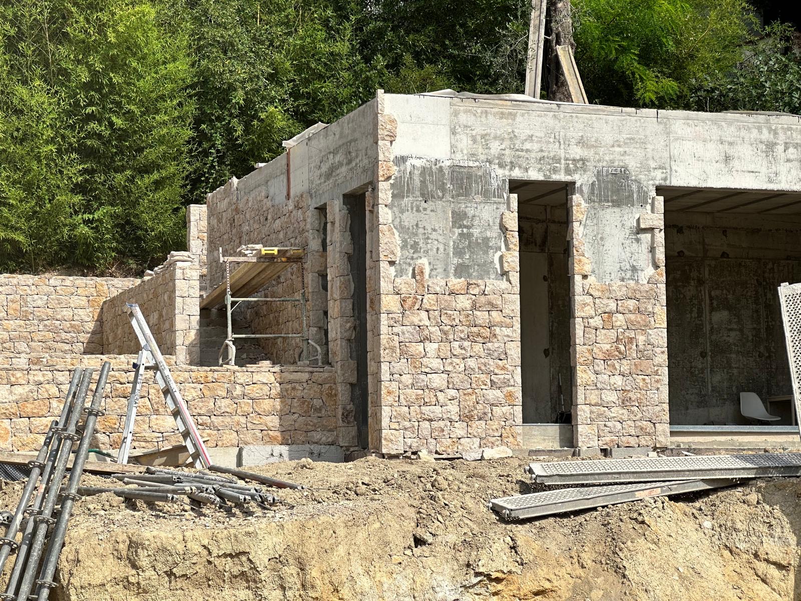 Casa in pietra in costruzione