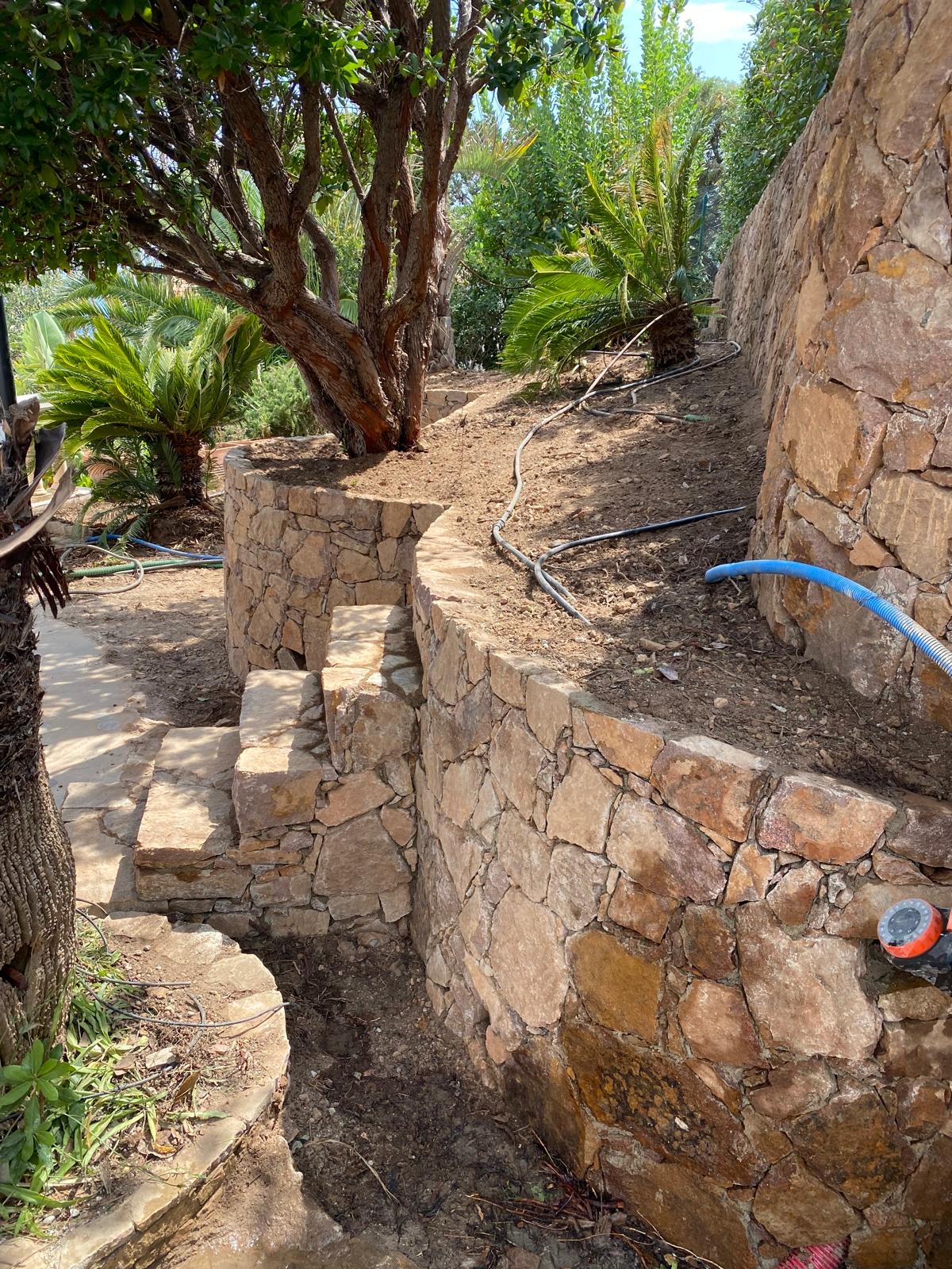 Giardino con muri in pietra