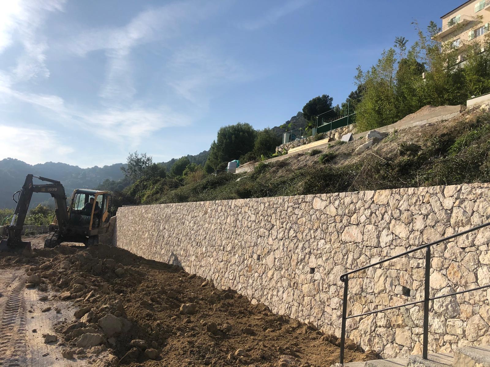 Villa con muro di contenimento