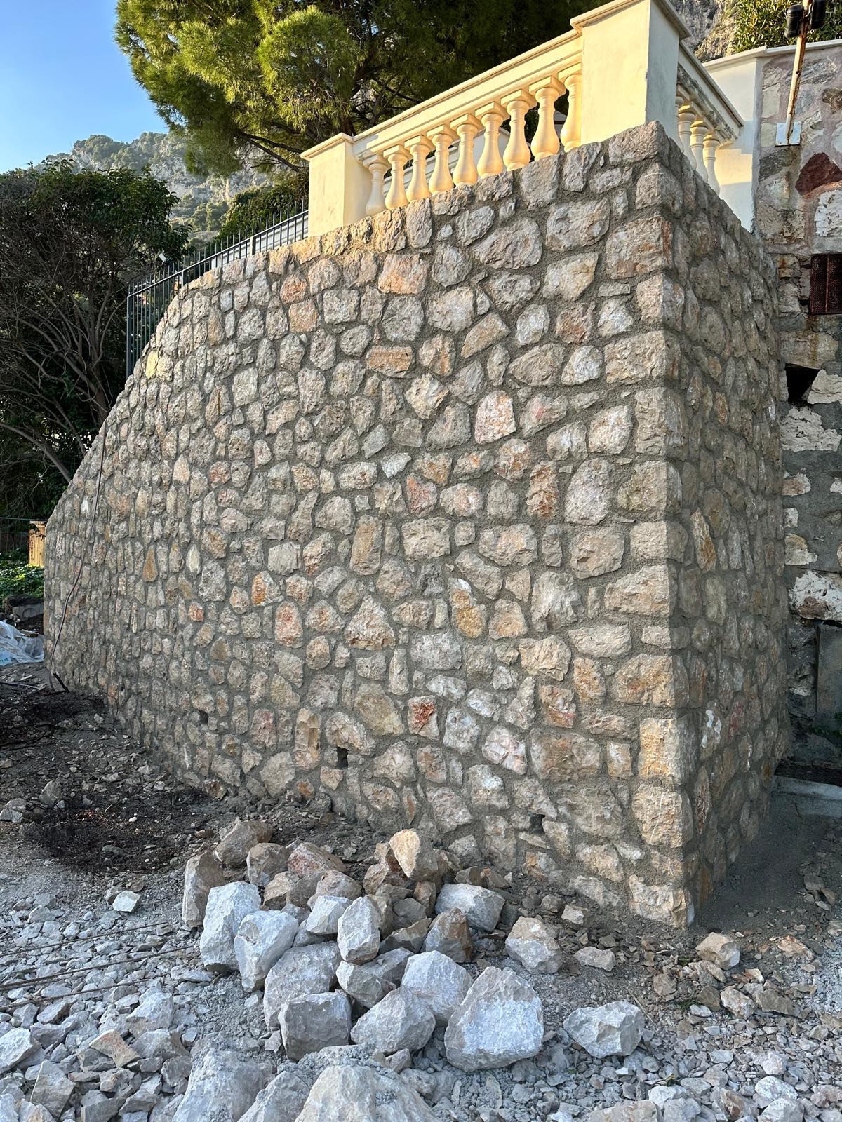 Muro in pietra con villa