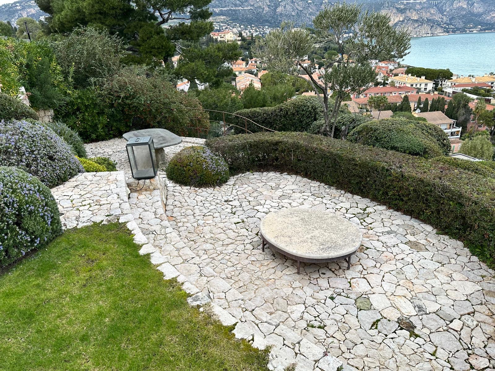 Giardino terrazzato in pietra con vista mare
